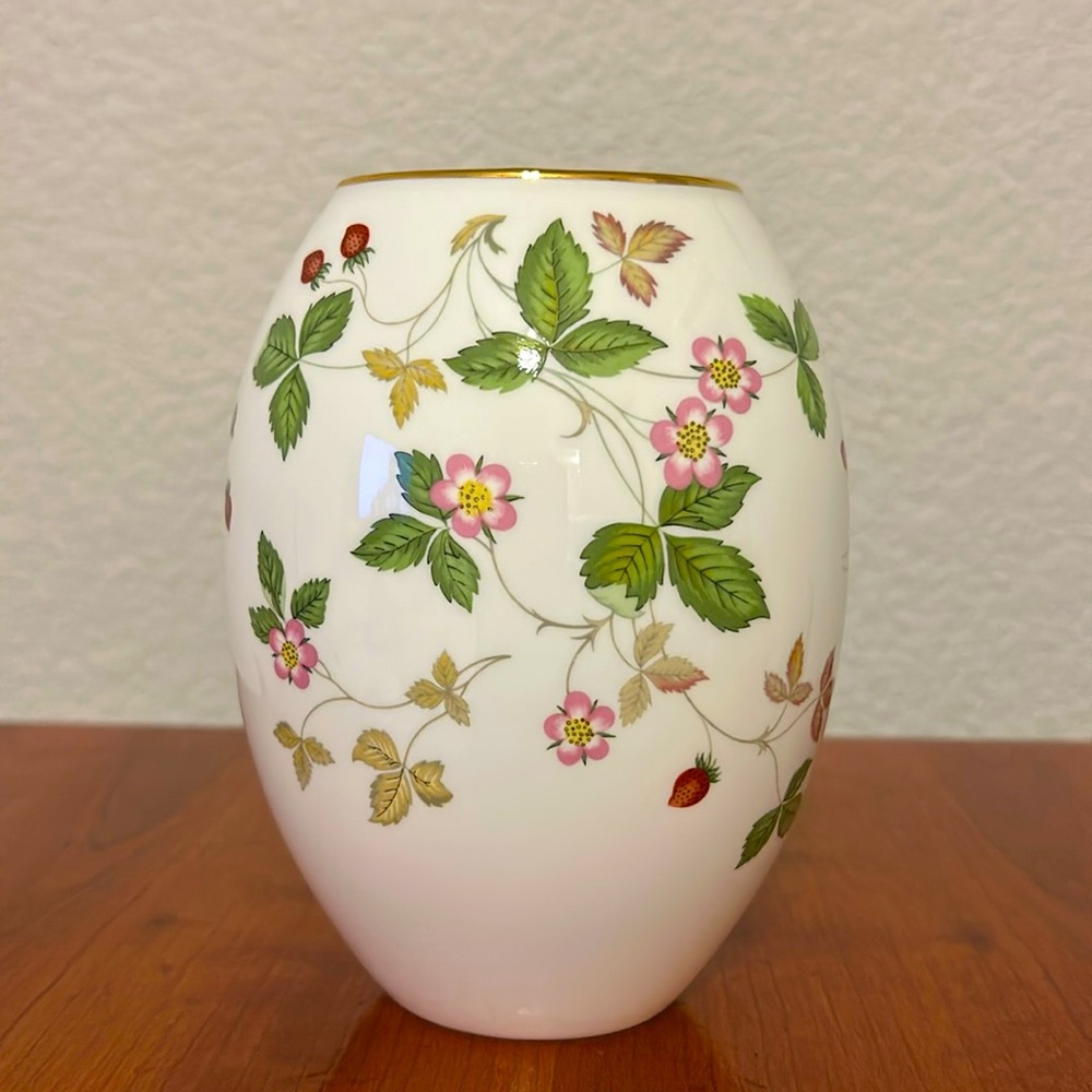 Wedgwood  Wild  Strawberry  Vase  6”  Bone China